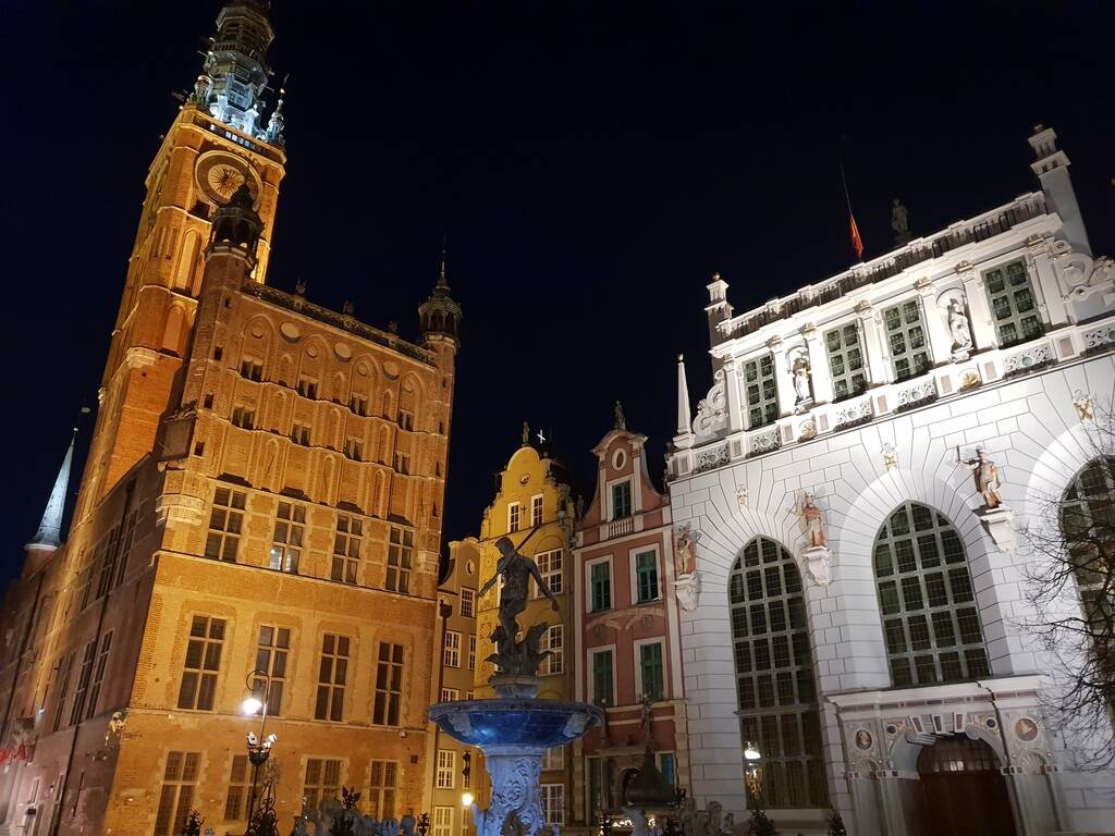 ulica długa nocą w Gdańsku